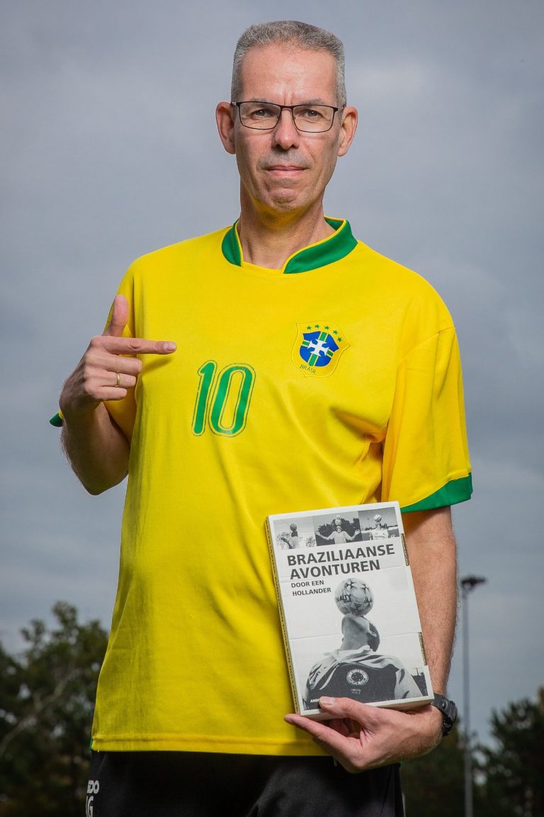 André Gorel met dagboeken Hollandse zomers in Brazilië.
