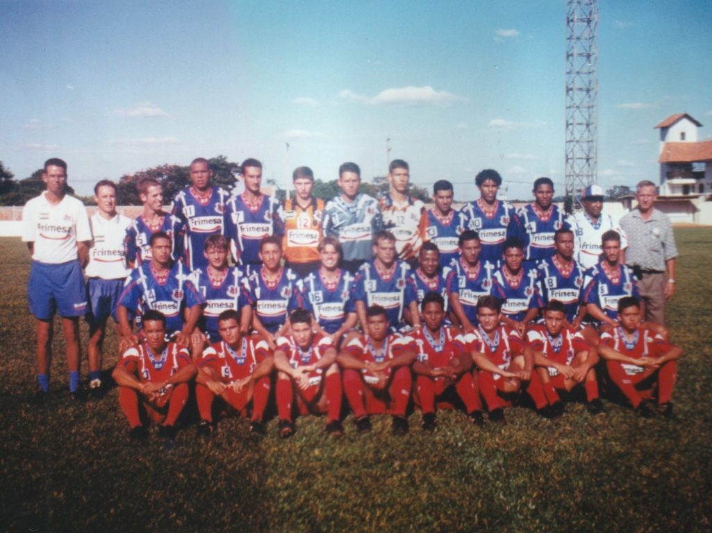 2001: Marechal EC (Achter vlnr.: André, Vanderlei, Castelli, Dû, Monteiro, Rodrigo (Rodriginho), Alessandro, Rodrigo (Rodrigão), Nando, Marcello do Ô, Claúdio Henrique, Milton (Miltão) & Delmar. Midden vlnr.: Roberto Nu~es, Jackson, Ivan Paulista, Gugu, Carlos Alberto, Celsinho, Márcio, Paraquaio, Marcello Quatro Pontes & Déo. Voor vlnr.: Jaelcio, Amarildo, Japonese, Diego, Wagner, Fabiano, Baco & Felipe.)