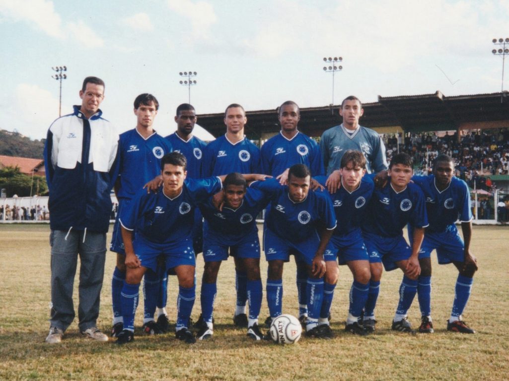 2000: Cruzeiro juniores sub-20 (Achter vlnr.: André, Nelinho, Cleito, Alemão, Irenev & Gomes. Voor vlnr.: William, Ednei, Emerson, Maxwell, Yomisio & Kanu.)